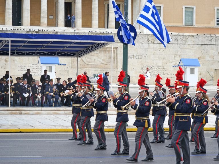 Ελληνικές σημαίες και μπάντα στην παρέλαση της 28ης Οκτωβρίου στην Αθήνα, φωτογραφία αρχείου 2016