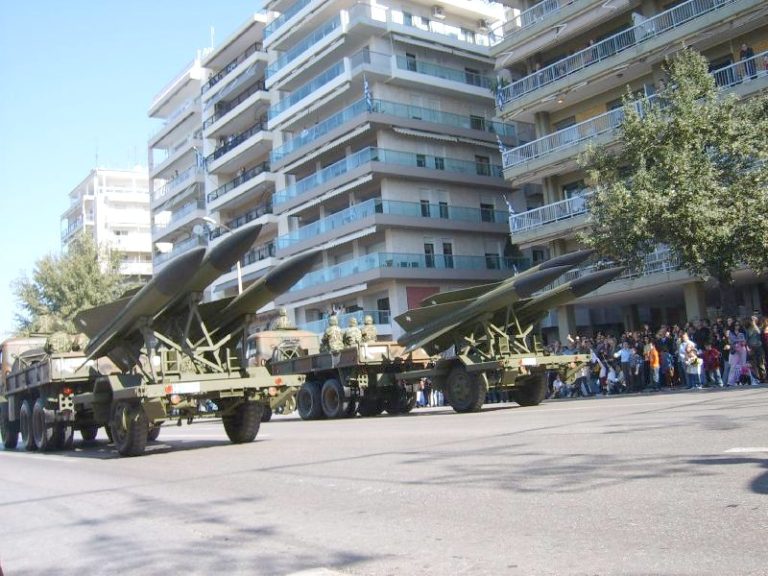 Στρατιωτικά οχήματα στην παρέλαση της 28ης Οκτωβρίου στη Θεσσαλονίκη, φωτογραφία αρχείου 2005
